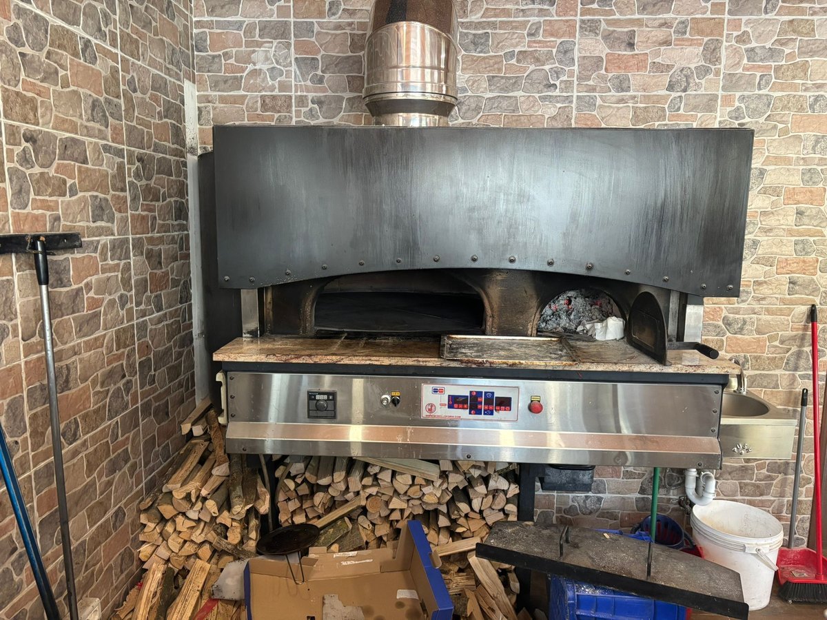 Forno a legna della pizzeria a Cittiglio