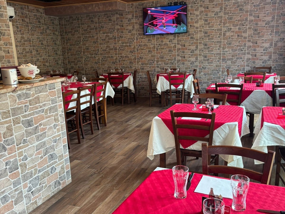 Tavoli apparecchiati della trattoria a Cittiglio