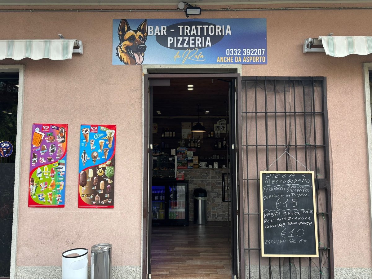 Ingresso della trattoria pizzeria a Cittiglio con servizio da asporto